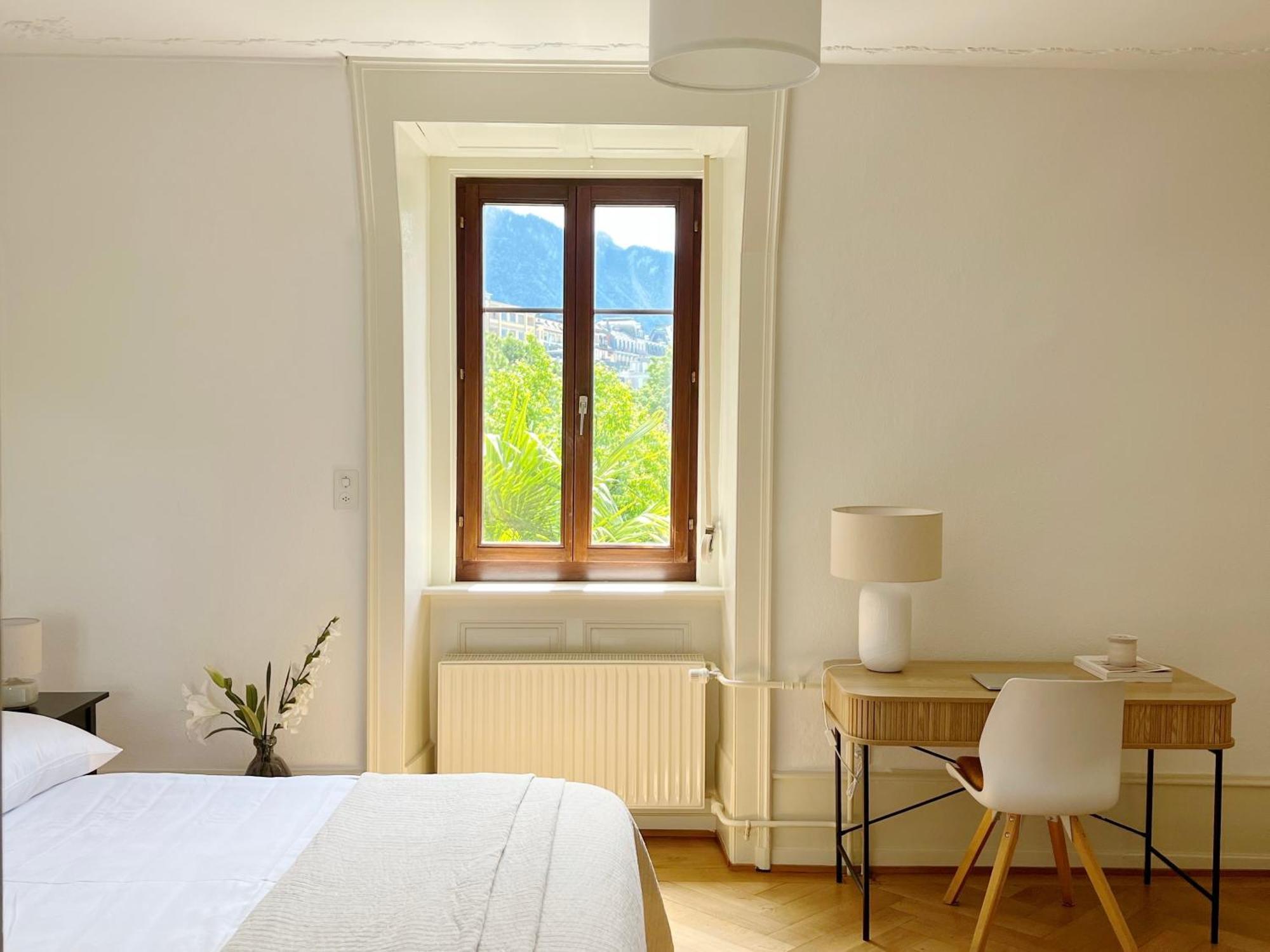 Riviera Waterfront 3 Bedrooms Private Parking Apartment *